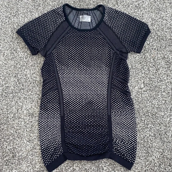 Athleta Fastest Track Tee in Black/White Polka Dots - Picture 1 of 4